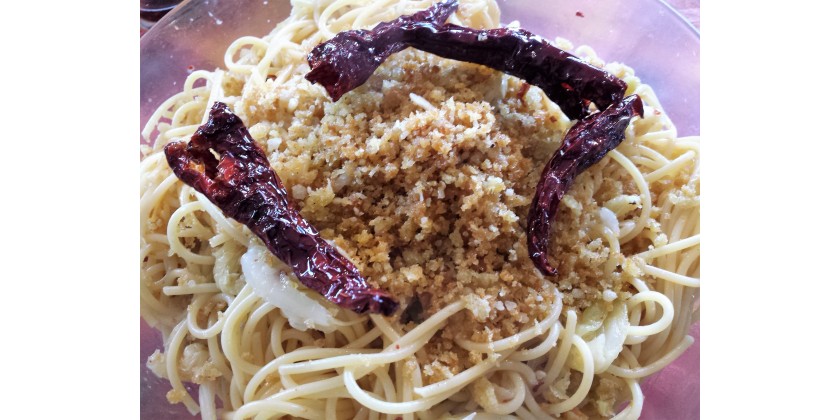 spaghetti-con-verza-e-pane-croccante